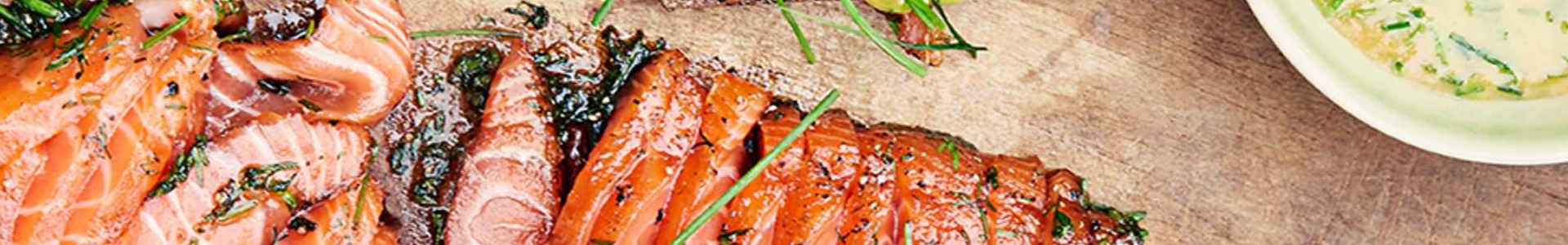 Маринований лосось, горбуша або форель з гірчичним соусом та підсмаженими крекерами
