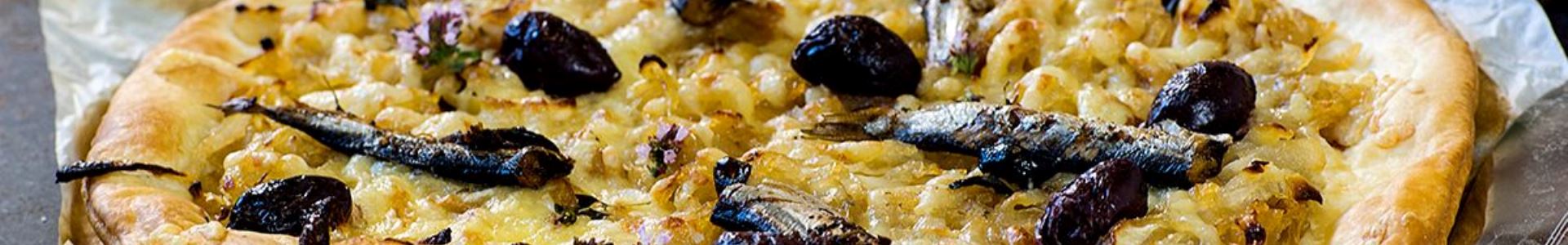 Піца з сардинами та оливками