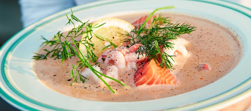 Літній суп з креветками та лососем або фореллю
