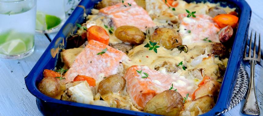Запечений лосось з овочами та вершковим соусом