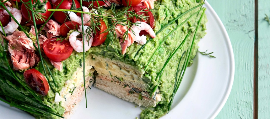 Зелений торт-сендвіч з лососем та креветками