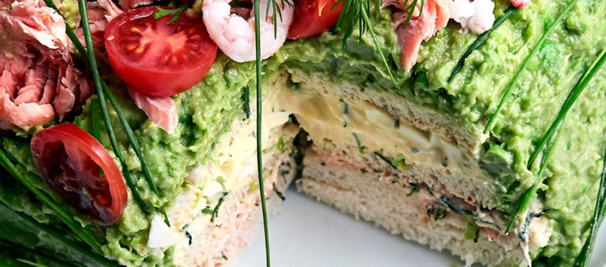 Зелений торт-сендвіч з лососем та креветками