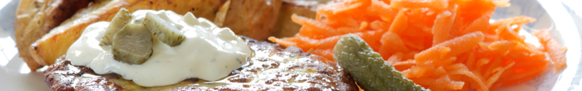 Котлетки з сайди і лосося з соусом та картоплею