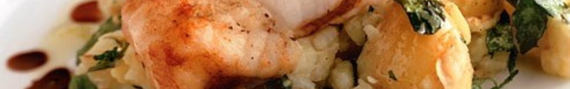 Смажений морський чорт з картоплею та крес-салатом