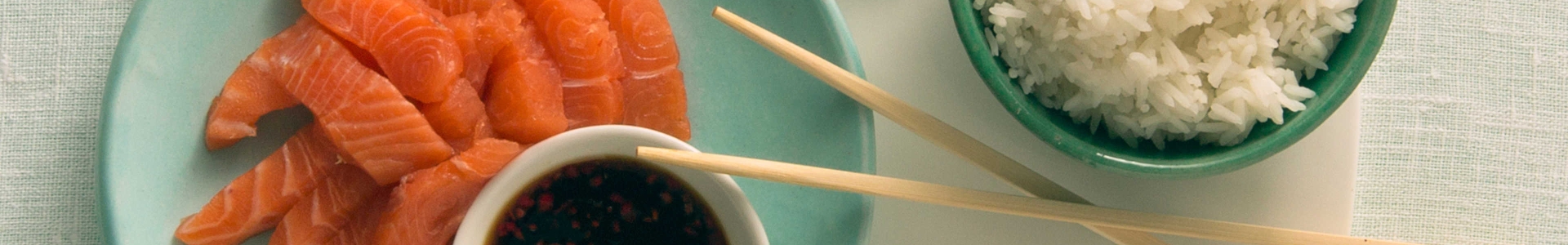 Сашимі з лосося із соусом