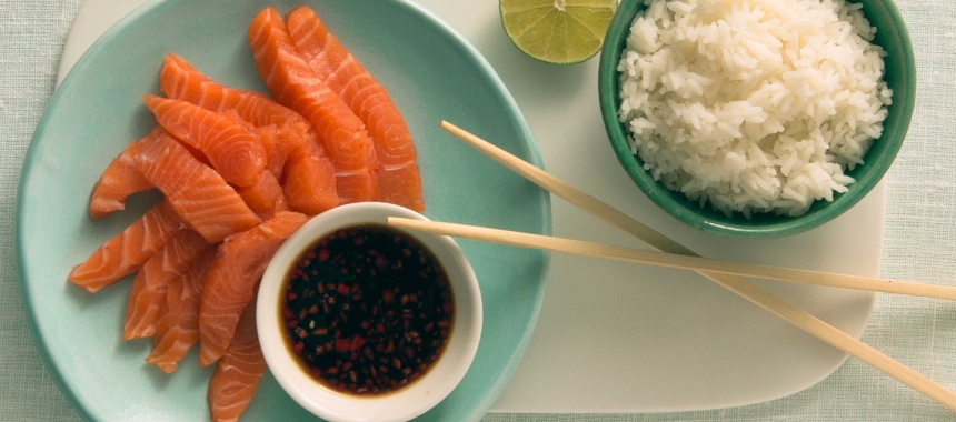 Сашимі з лосося із соусом